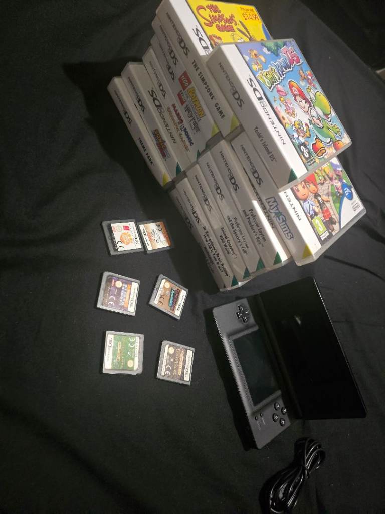 Nintendo DS – Black – Very Good Condition – 19 Games Included