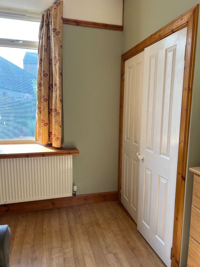 double room available now in a quiet, clean and warm city-centre house.