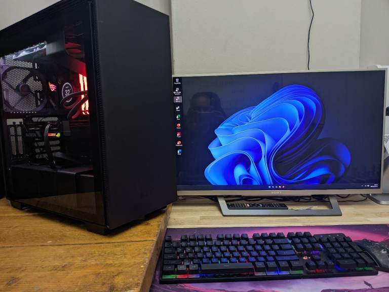 GAMING PC NZXT RYZEN 5 5600X RX 6600XT 8GB 1TB M.2 NVME SSD 2TB HDD 32GB RAM 32" 180HZ 1440P MONITOR