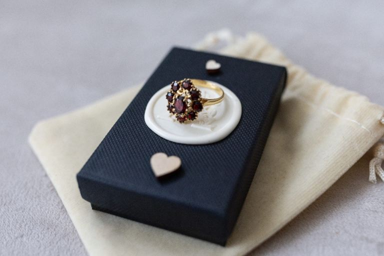 Vintage 8K Gold and Garnet Daisy ring