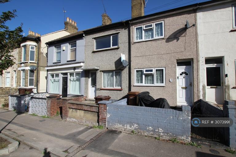 2 bedroom house in Luton Road, Chatham, ME4 (2 bed) (#3073991)