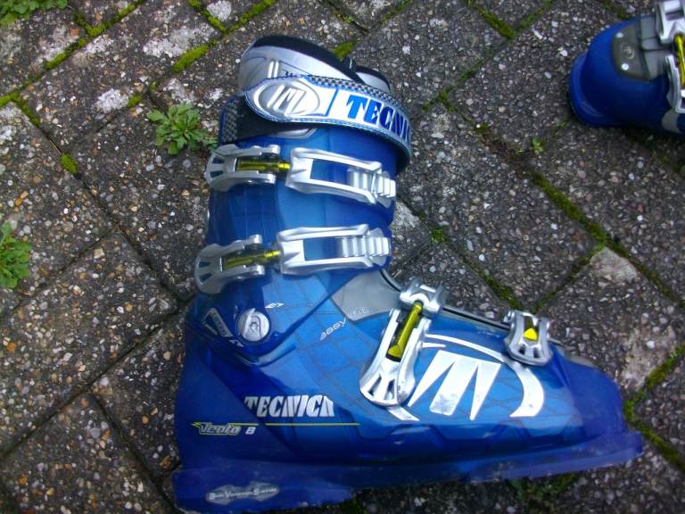 Tecnica VENTO 8 Adults Electric Blue Ultra Fit Winter Sport Ski Boots UK8 EU42