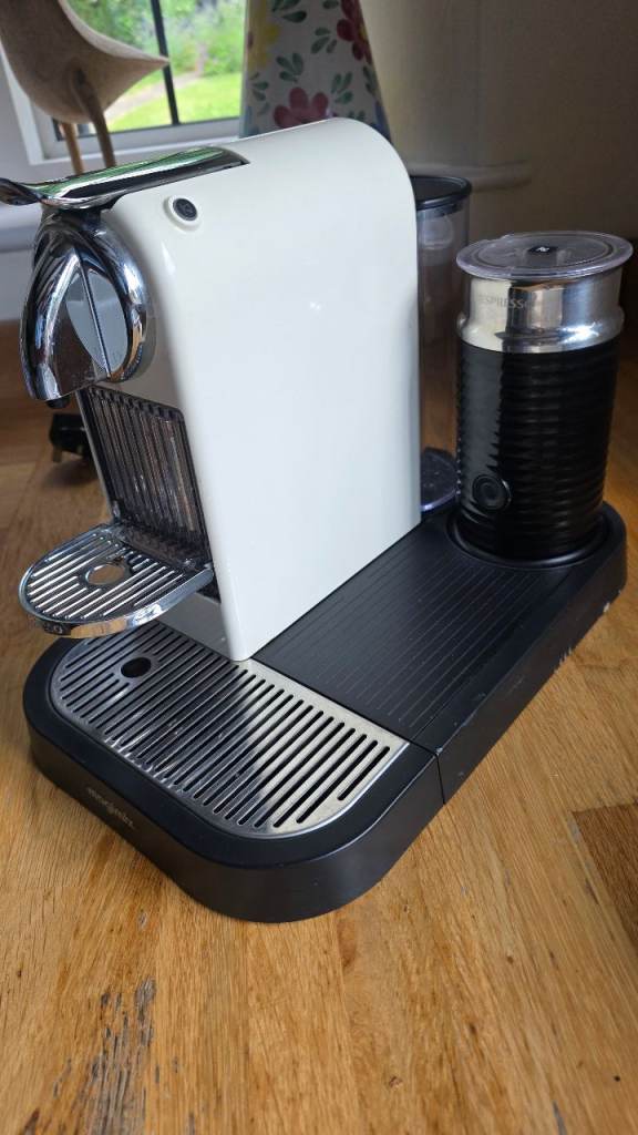 Nespresso Magimix Coffee Machine with Milk Frother