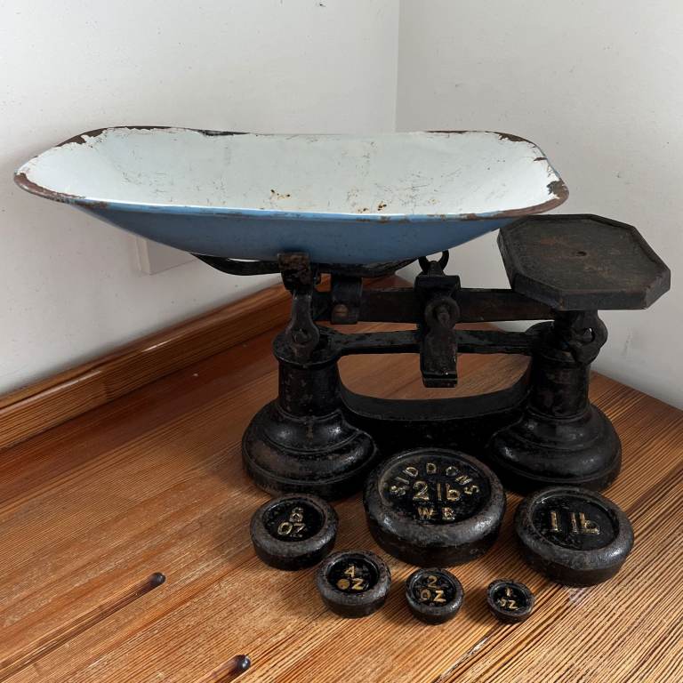 Vintage Siddons black cast iron kitchen scales c/w enamel pan + 6 weights. £20 ovno.