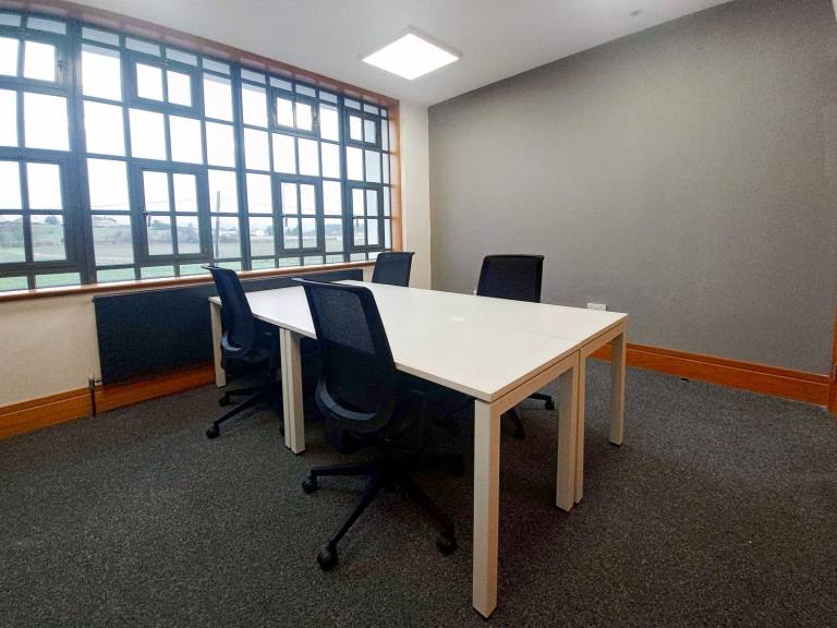 Renfrew - PA4 9LH \ Productive Team Workspace with 4 Workstations