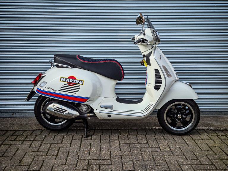 Piaggio Vespa GTS 300 Super Martini Racing