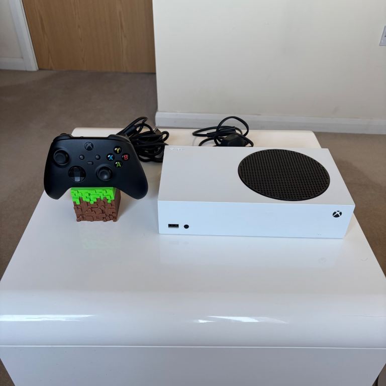 Xbox Series S 512GB + Black Controller – Amazing Condition