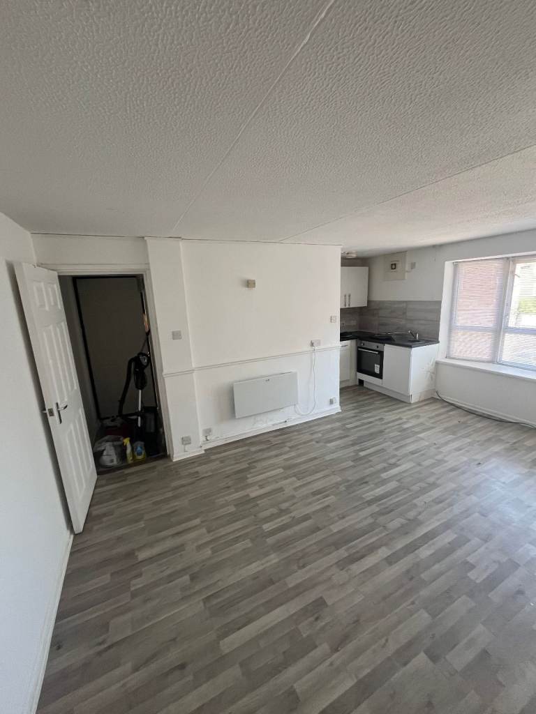Well tended to, unfurnished first floor studio £650PCM Rivergate house, Luton LU12HN