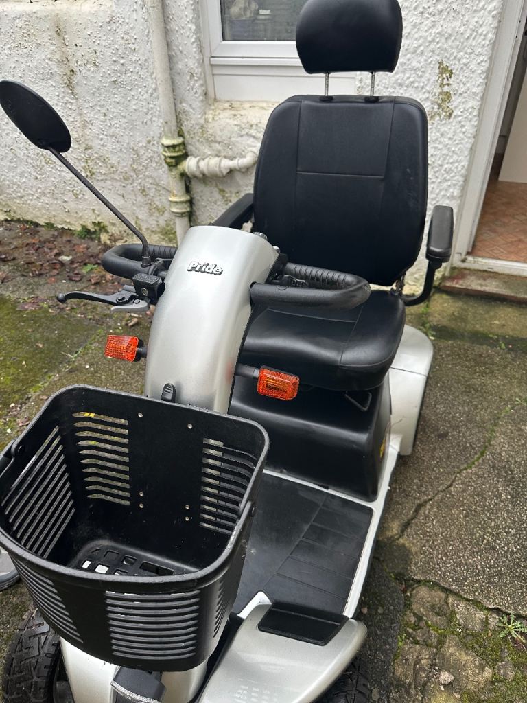 Electric mobility scooter