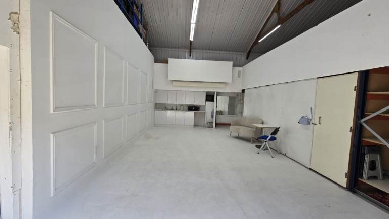 Warehouse / Storage Unit To Let, Office & Commercial Space in Slough, Colnbrook