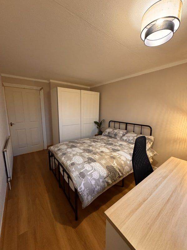 Bright and clean Double Room-Great Transport links