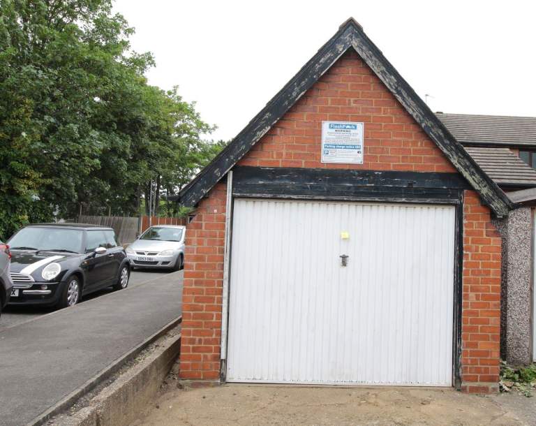 Spacious Garage to Let – Prime Location in Lincoln