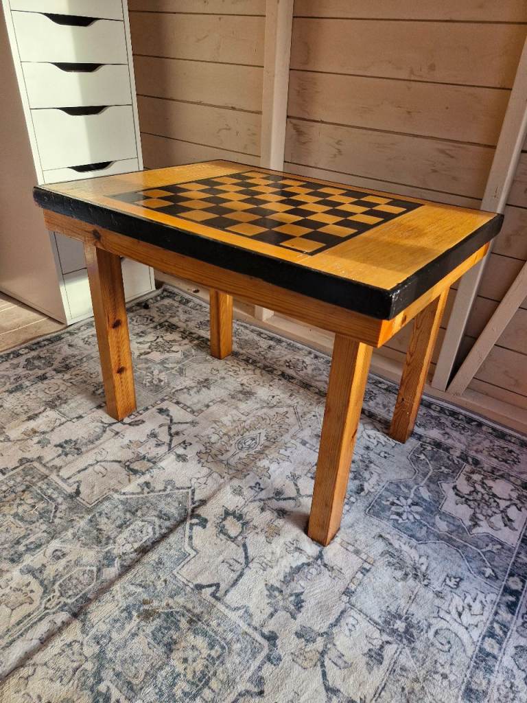 Wooden Coffee Table Chess Board With Chess Pieces