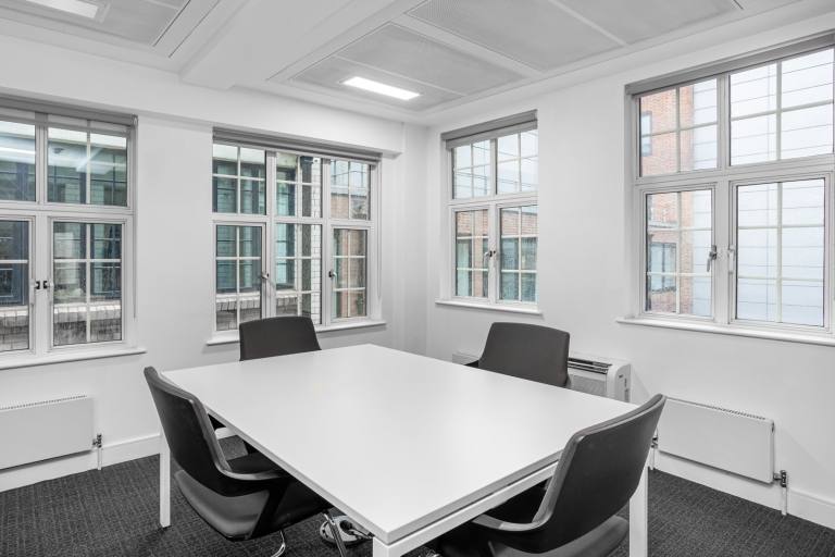 London - SW1Y 4PE \ Office Space for Rent - 4 Workstations