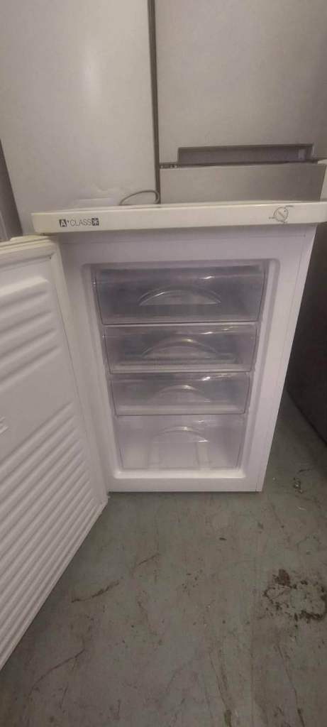 Indesit undercover freezer ready to use good clean condition 