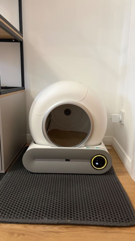 Automatic self cleaning cat litter tray