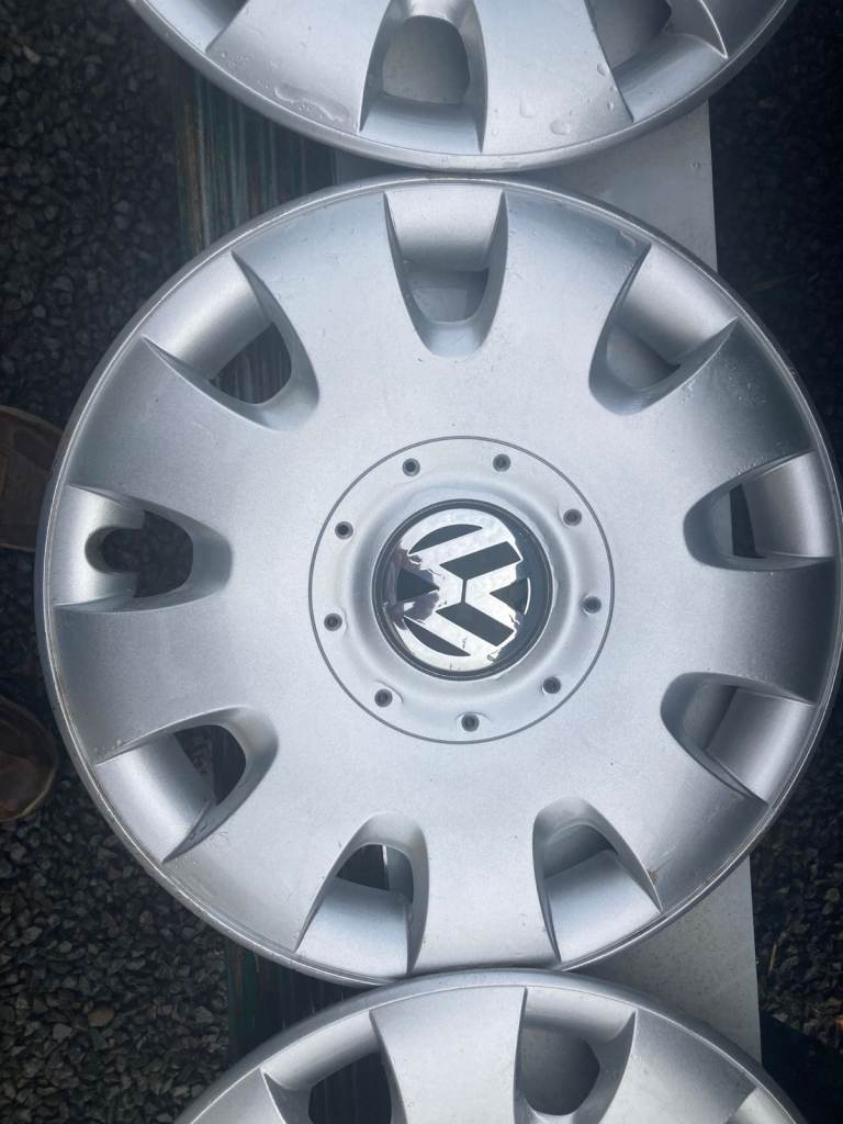 VW GOLF MK4 ORIGINAL WHEEL TRIMS - SET OF FOUR IN VERY GOOD CONDITION