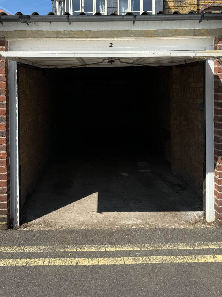 Garage in Oval