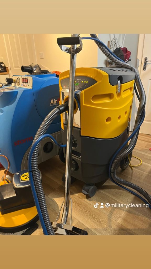 Industrial carpet cleaning machine 