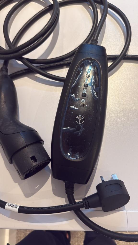 Brand new Charger MERCEDES 13A