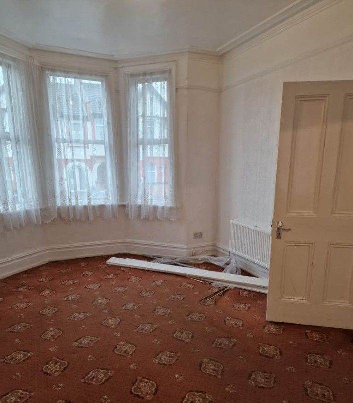 Spacious 4Bed, 2Bath, 2 Reception House to rent in Wembley - Mostyn Avenue