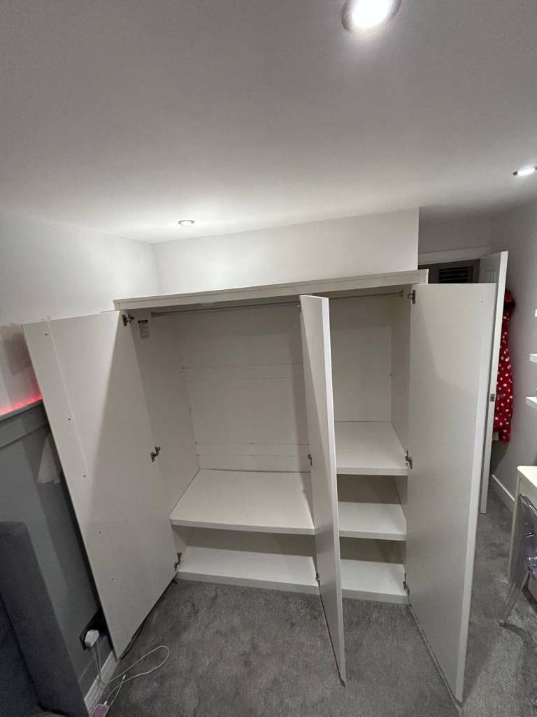 White Gloss bedroom furniture 