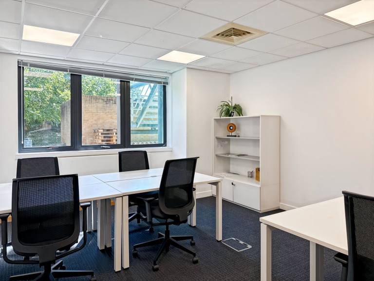 Cambridge - CB24 9AD \ Office for 3 Workstations Available Now