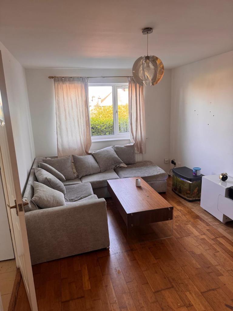 One bedroom Flat , dss accepted, located in N10