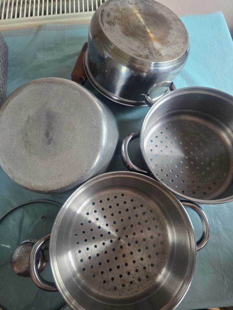 Pans pots.