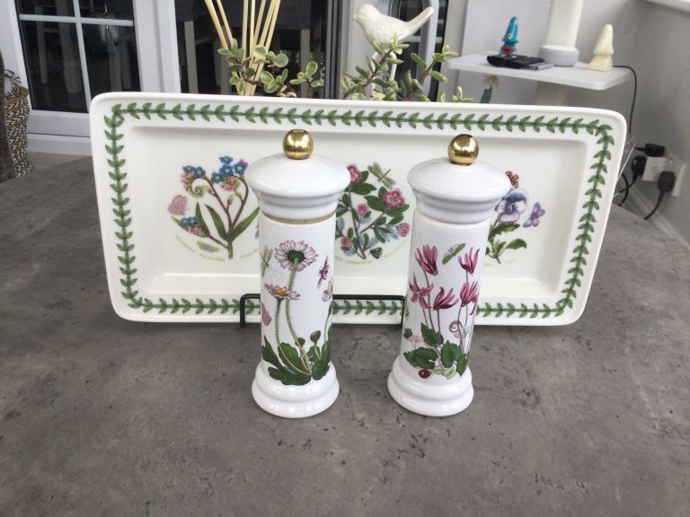 Portmeirion Vintage Botanical  Garden salt and Pepper Grinders with Sandwich Tray.