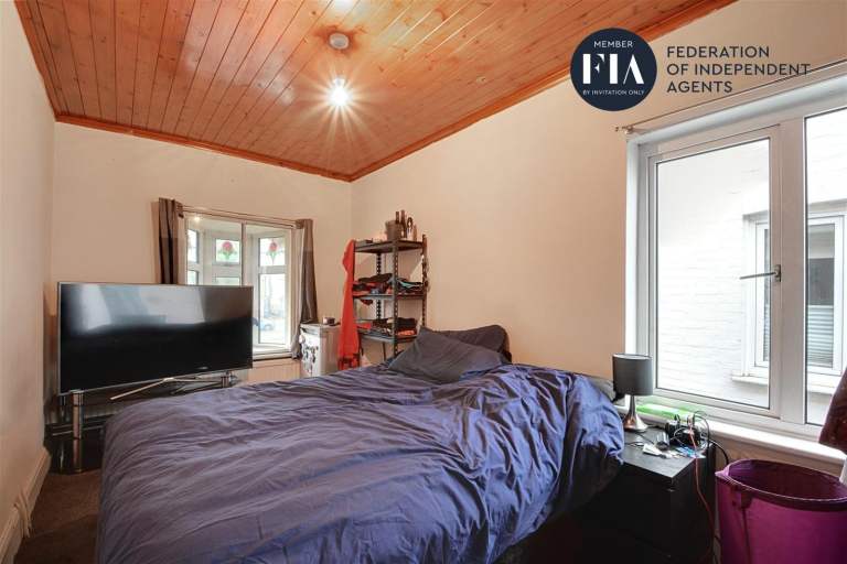 Double Room/Large living area/Garden/Parking