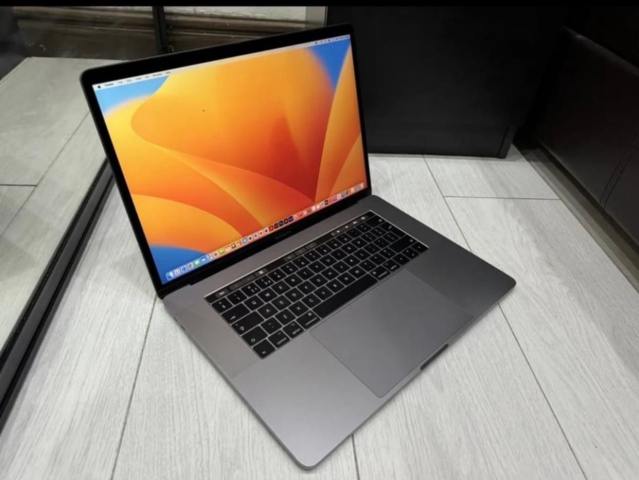 Apple MacBook Pro 15.4 inch 2017 quad core i7 16gb ram 512gb ssd