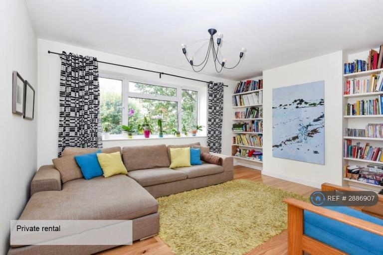 3 bedroom flat in Crescent Road, London, N8 (3 bed) (#2886907)