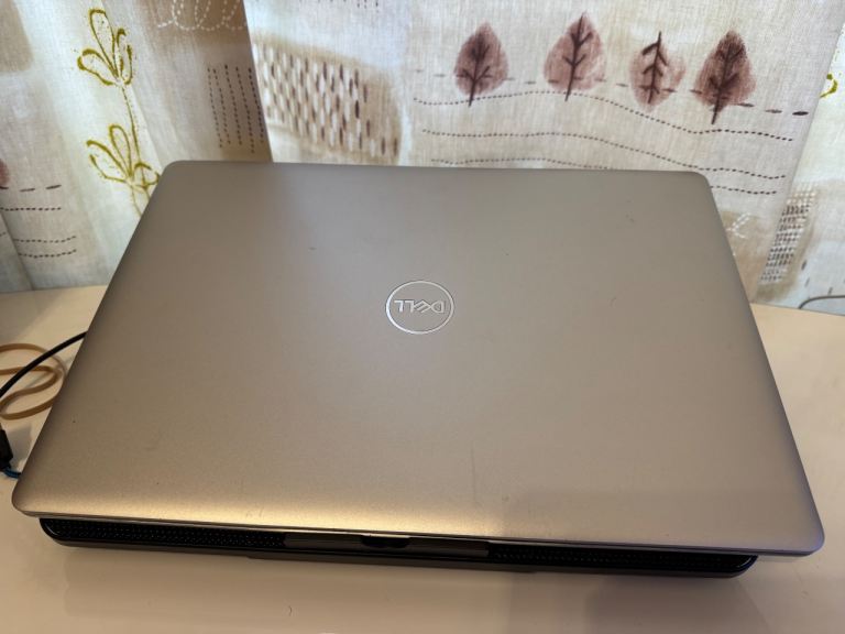 Dell Inspiron 3585 15.6" Ryzen 5 2500U 8GB 256GB Linux Mint 
