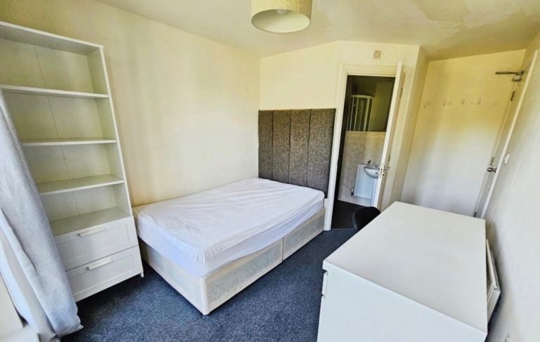✨ Ensuite Room Available in Hatfield ✨