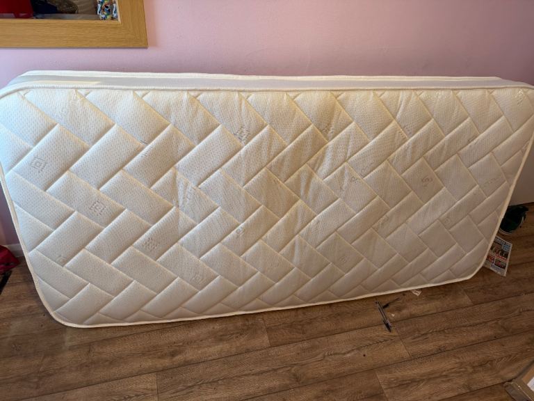 2 week old single mattress as new nr32lz no offer 