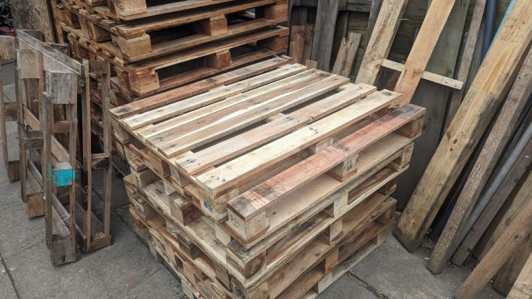 12 Wooden Pallets 970mm x 790mm Ideal Garden, House, Furniture or Fencing. Delivery Available.