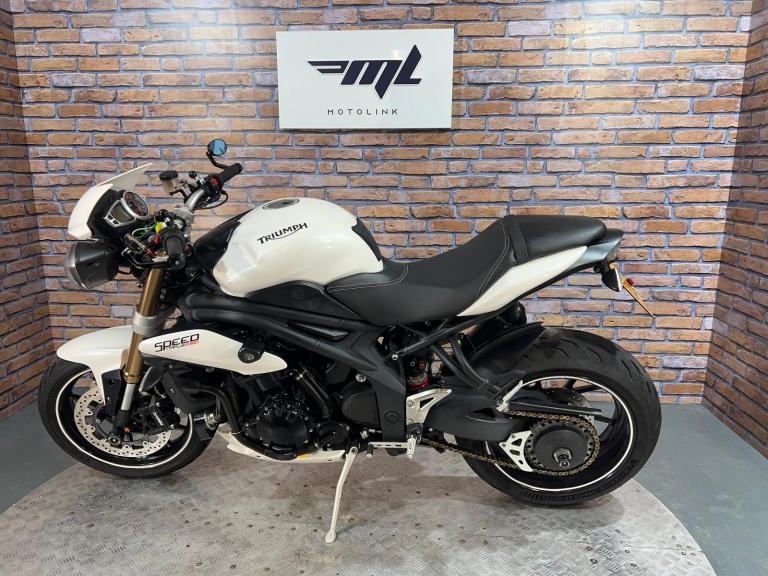 Triumph Speed Triple 1050 - EXCELLENT CONDITION - NATIONWIDE DELIVERY 