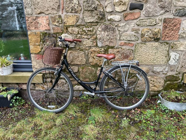 VIKING PRELUDE ladies town bike with basket. 