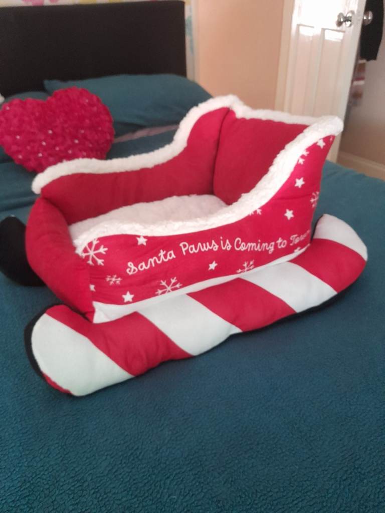 Pet sleigh bed 