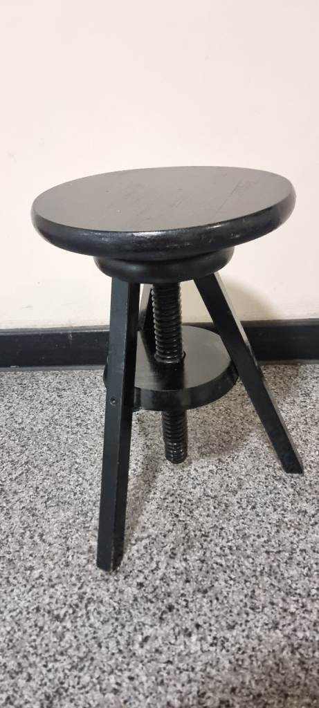 Vintage adjustable piano using machine chair 