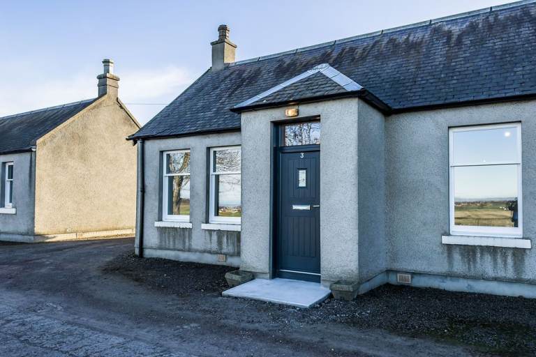 Delightful, 2 bedroom, main door cottage in Carberry, East Lothian – available NOW