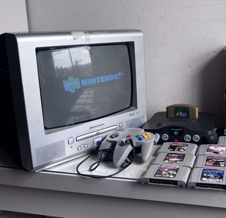 Digilogic 14" CRT TV DVD Combi - Perfecf for Retro Gaming (NES/SNES/Sega)