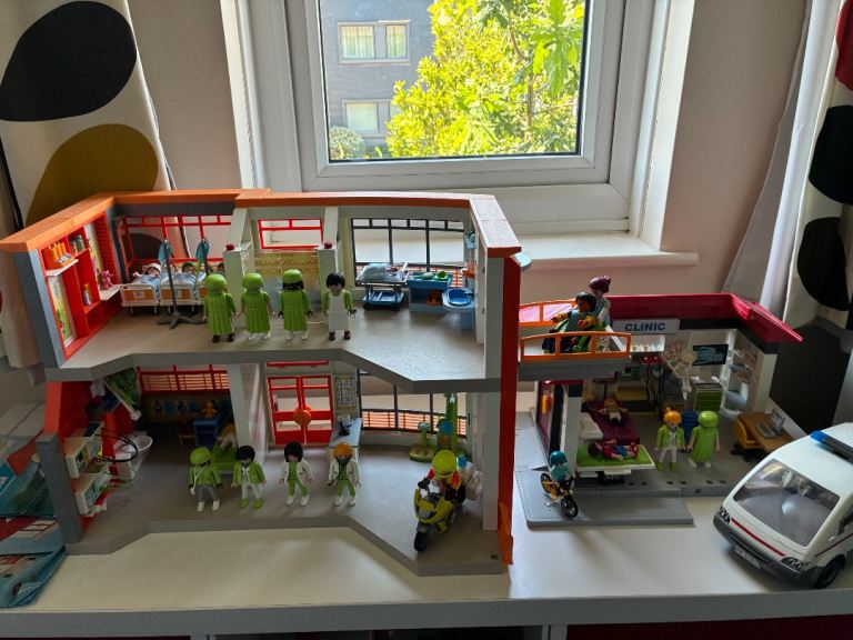 LARGE PLAYMOBIL HOSPITAL & CLINIC 