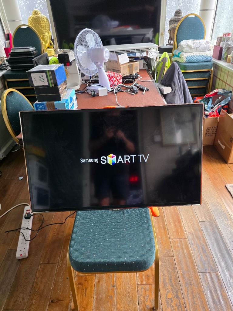 SAMSUNG 40 INCH SMART TV 