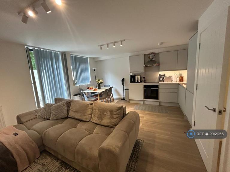 1 bedroom flat in Dwight Road, Watford, WD18 (1 bed) (#2912055)