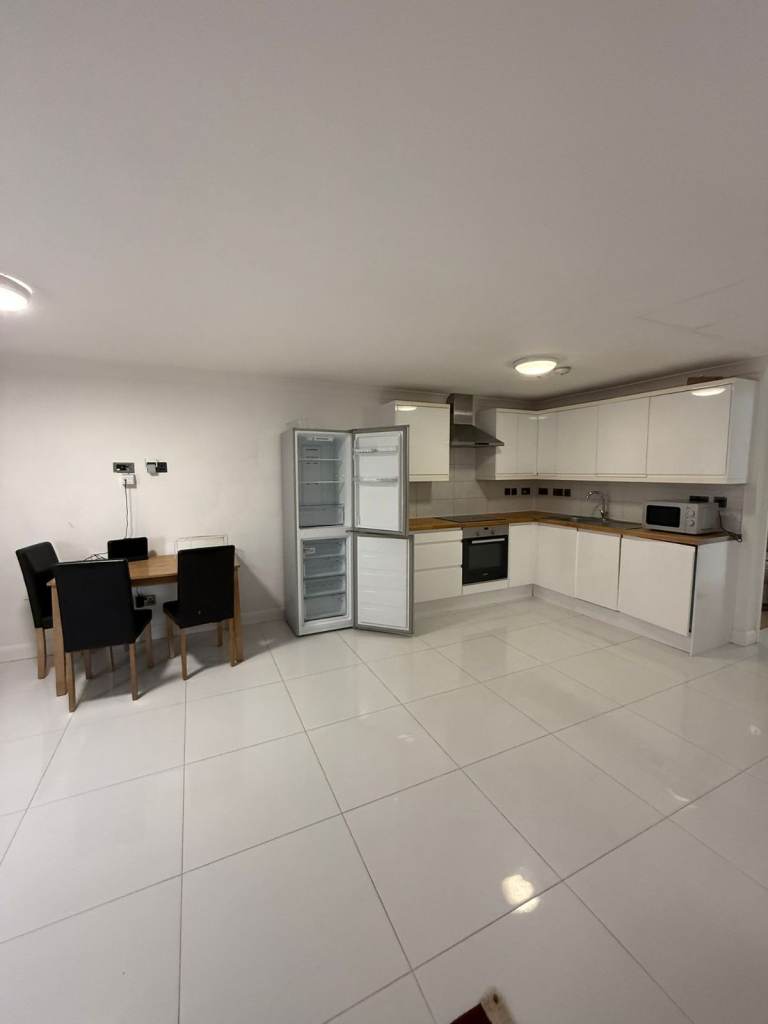 BEAUTIFUL 2 BEDROOM APARTMENT WITH 2 BATHROOMS TO RENT IN HOUNJSLOW CENTRAL