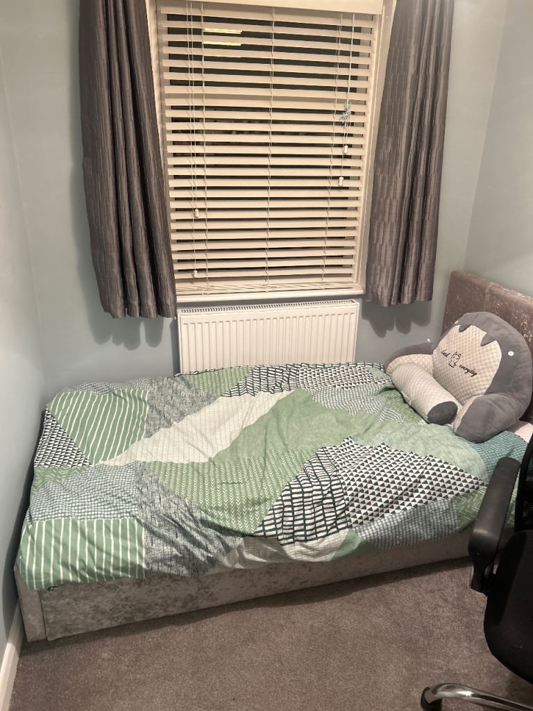 Small room to rent in family home 