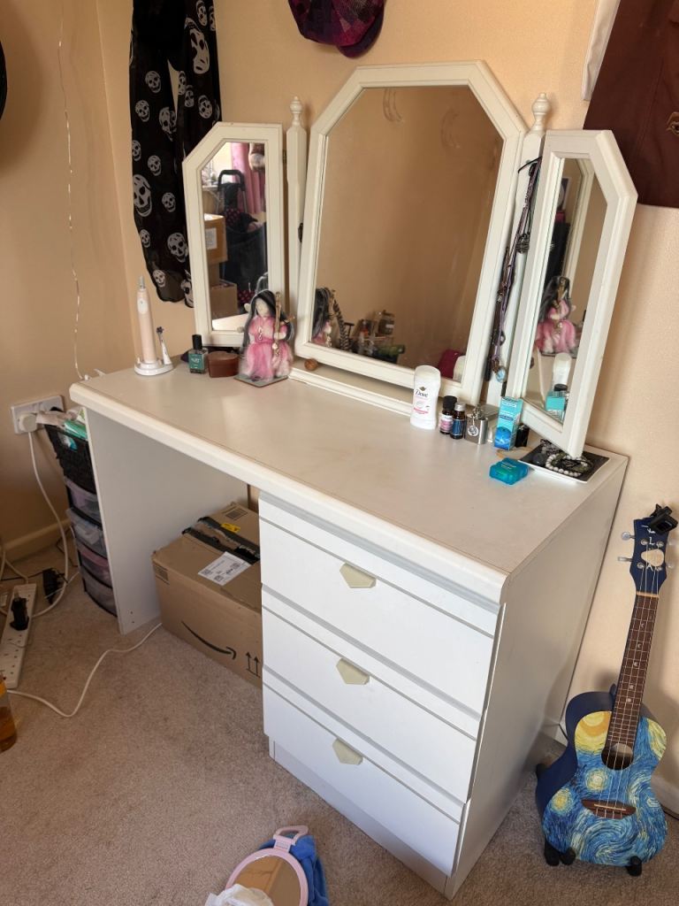 Vanity/dressing table & chair 