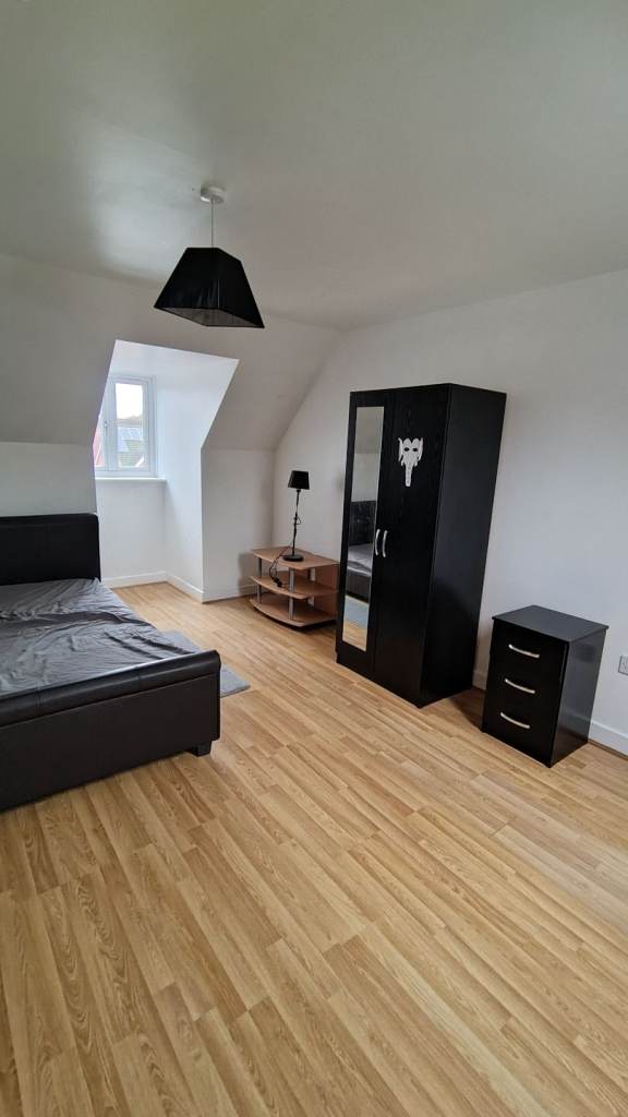 Spacious & Cosy Double Room for Rent at Loughton MK58BU